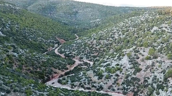 Η διαδρομή του φονικού χείμαρρου που έπνιξε τη Μάνδρα (βίντεο)